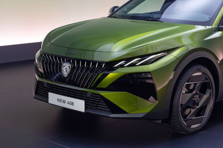 Nuova Peugeot 408 restyling frontale