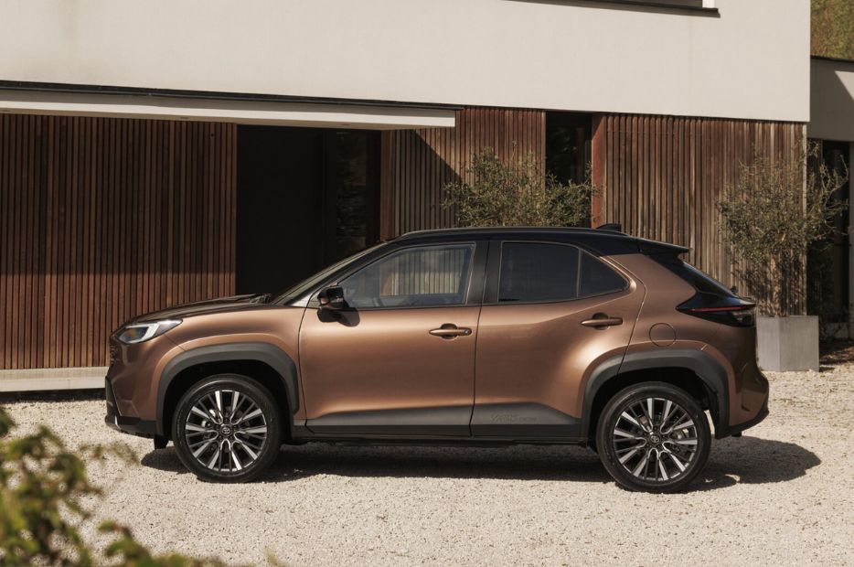 nuova toyota yaris cross 2026 laterale