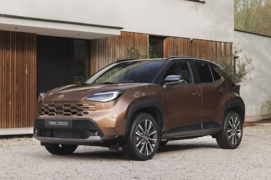 nuova toyota yaris cross resyling 2026